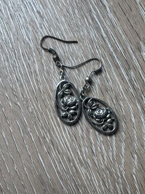 Vintage AVON art deco style floral silver tone dangle earrings
